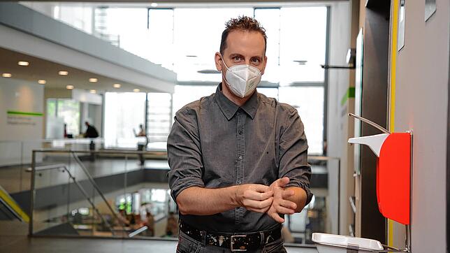 Stefan Bushuven vermutet, dass wir uns künftig gerade im Herbst und Winter an das Tragen von Masken gewöhnen müssen.