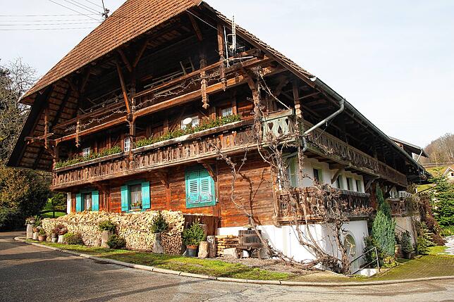 Idyllisch präsentiert sich das Eckert-Haus in Eschbach. Es ist ein Gebäude mit viel Holz im Schwarzwaldstil.