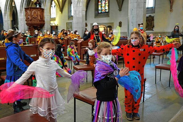 Bild 2: Groß und Klein bei der Narrenandacht im Münster Radolfzell