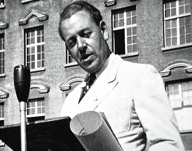 Stadtrat Konstantin Schmäh bei seiner Festrede 1949.
