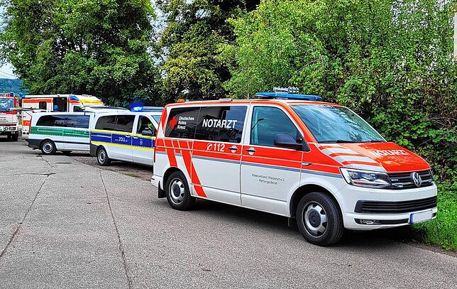 Die von den Zöllnern alarmierten Rettungskräfte, Rettungsdienst, Notarzt und Feuerwehr, sind schnell vor Ort.
