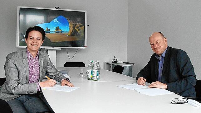 Der Tengener Bürgermeister Marian Schreier (links) und Solarcomplex-Geschäftsführer Bene Müller haben im Jahr 2020 den Pachtvertrag für ...
