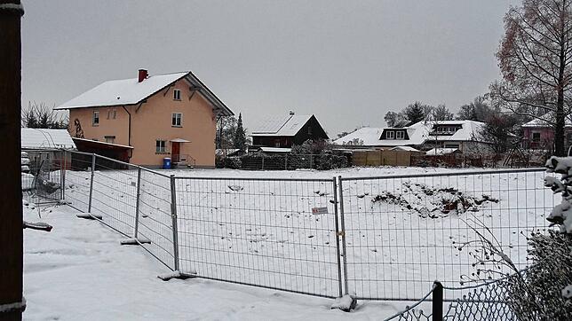 Auf diesem Gelände, wo in früheren Jahren die Autowerkstatt Herbst stand, sollen insgesamt fünf Wohnhäuser gebaut werden. Das Haus links ...