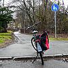 An der Einfahrt zum Parkhaus fehlt ebenfalls eine klare Ausschilderung, zudem ist der Randstein nicht abgesenkt. Außerdem ist der Weg ...