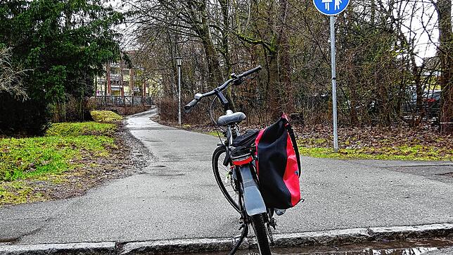 An der Einfahrt zum Parkhaus fehlt ebenfalls eine klare Ausschilderung, zudem ist der Randstein nicht abgesenkt. Außerdem ist der Weg ...