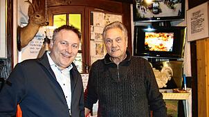 Eigeltingens Bürgermeister Alois Fritschi und Anton Bihler, Seniorchef der Lochmühle, freuen sich, dass der Musikantentreff gerade von ...