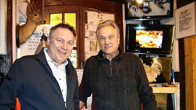 Eigeltingens Bürgermeister Alois Fritschi und Anton Bihler, Seniorchef der Lochmühle, freuen sich, dass der Musikantentreff gerade von ...