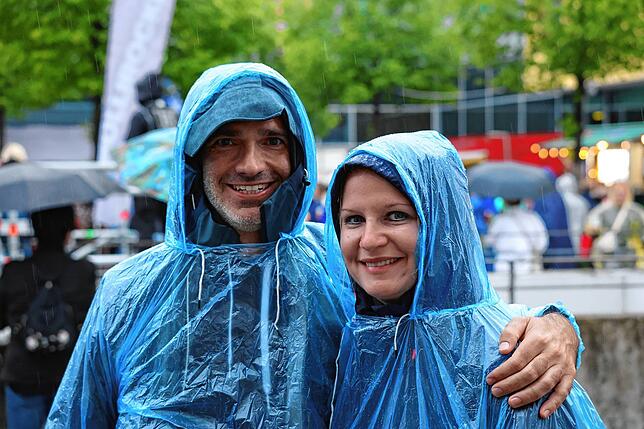 Regencapes waren auch beim Auftritt von Anastacia von Vorteil.