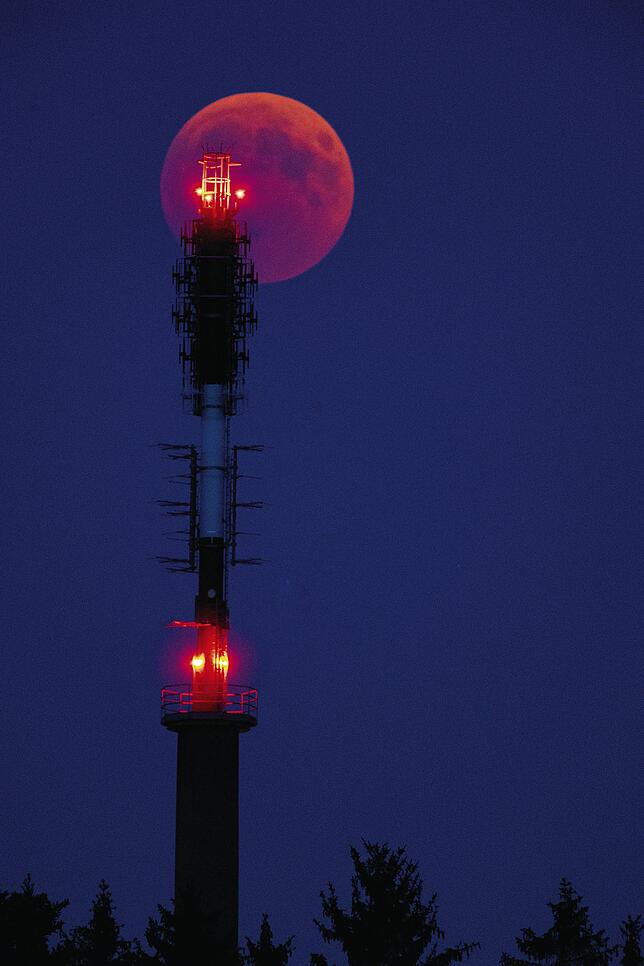 Es ist gar nicht so einfach, den Blutmond aufzunehmen – wie hier über dem Marbacher Sendemasten.