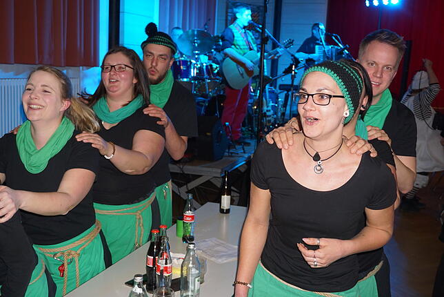 Bild 30: Bilder von 150 Akteure der fünf Öschzünfte begeistern mit einem fetzigen Programm