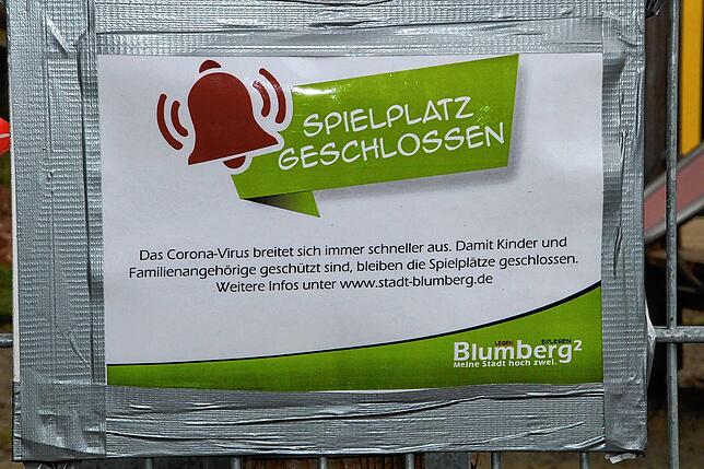 Mit einem Schild informiert die Stadt, weshalb die Spielplätze derzeit geschlossen sind.
