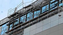 Mitte Februar hatte das Sturmtief Sabine ein Gerüst an der Fassade der neuen Montagehalle der Weber Automotive GmbH zerlegt. Gebeutelt ...