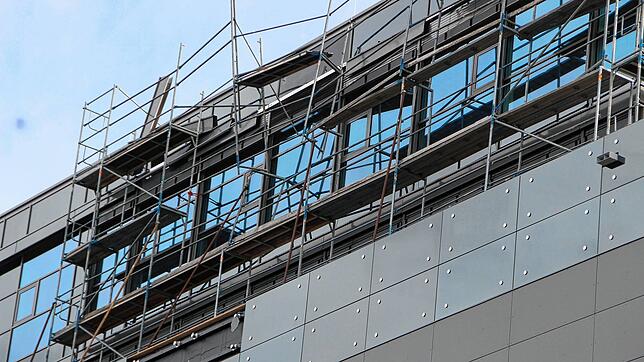 Mitte Februar hatte das Sturmtief Sabine ein Gerüst an der Fassade der neuen Montagehalle der Weber Automotive GmbH zerlegt. Gebeutelt ...