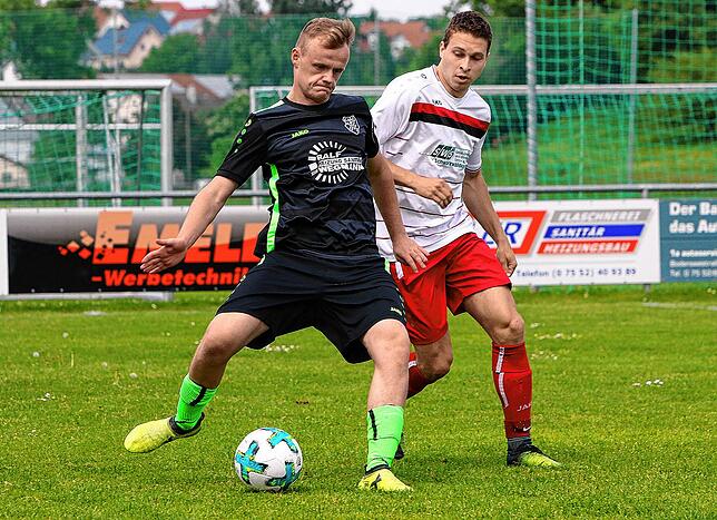 Felix Eiermann (rechts) im Zweikampf mit Sven Meier vom TSV Aach-Linz.