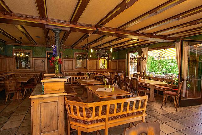 Der Gasthaus-und Biergartenbetrieb ist derzeit mangels Mitarbeiter nur freitags, samstags, sonntags und feiertags geöffnet.