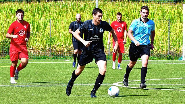 Blick nach vorn: Mit zehn Toren hat Thomas Wehrle (Mitte) erheblichen Anteil am Höhenflug des FC Hochrhein in der Bezirksliga.