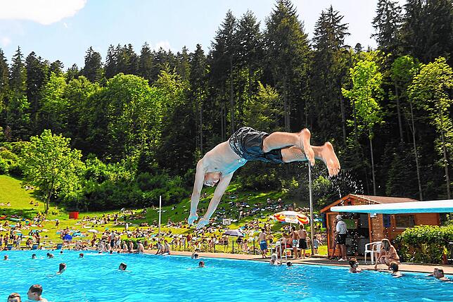 Dem Sprung ins kühle Nass – wie hier im Juli 2021 – steht in Triberg bald nichts mehr im Wege. Wenn die Temperatur stimmt.