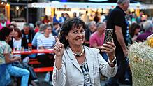 Das swingt: Die Konstanzerin Monika Illg nimmt nach der Eröffnung des Konstanzer Suserfests ein Video vom Auftritt von Jürgen Waidele ...