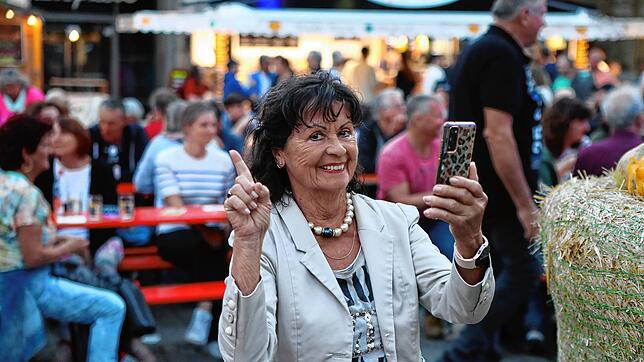 Das swingt: Die Konstanzerin Monika Illg nimmt nach der Eröffnung des Konstanzer Suserfests ein Video vom Auftritt von Jürgen Waidele ...