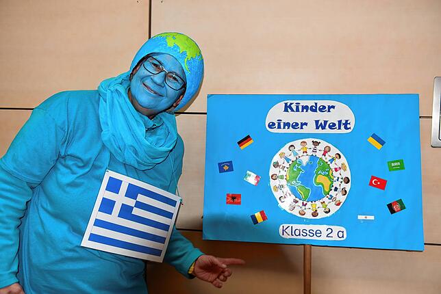 Lehrerin Dagmar Beese mit ihrem gelungenen Schild der Klasse 2a. Bild: Tobias Büscher