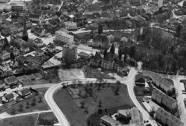 Der helle Platz in der Mitte beim Amtsgericht war der Standort des Stockacher Gefängnisses. Es wurde 1976 abgerissen. Dieses Foto ist im ...