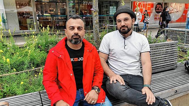 Als Barakat Oubaid (l.) und sein Cousin Maher Oubaid zum Interview kommen, sieht man ihnen die Strapazen der letzten Wochen an.
