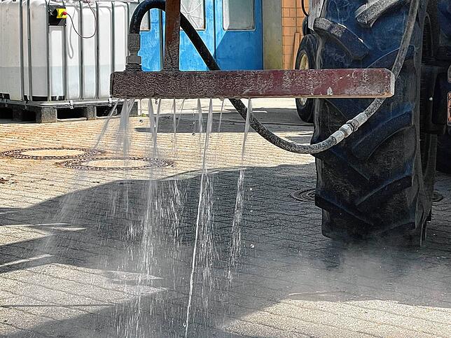 Über die Spritzvorrichtung wird bis zu 100 Grad heißes Wasser auf das Unkraut gesprüht.