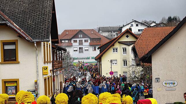 Voller Erfolg: Dicht an dicht drängten sich die Besucher in Rickenbachs &bdquo;Närrischen Stube&ldquo; der Kirchstraße.