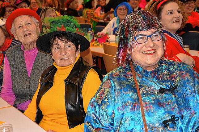 Bild 14: Rund 200 Frauen feiern im katholischen Pfarrsaal ausgelassen Fasnet