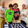 Nicola (10) aus Ludwigshafen am Rhein (im grünen Shirt) versucht sich erfolgreich am Stadt-Memory. Interessierte Beobachter (von links): ...