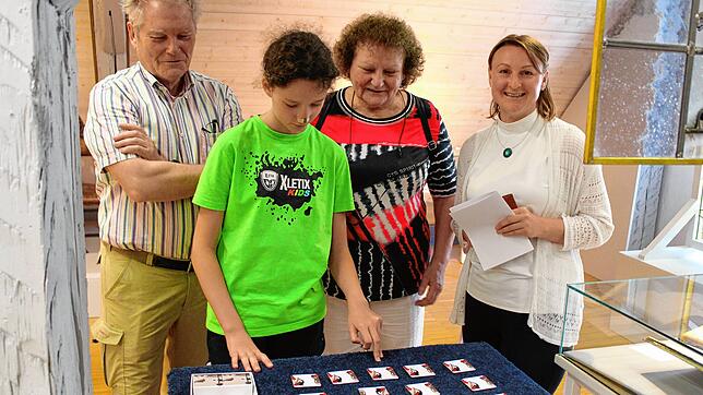 Nicola (10) aus Ludwigshafen am Rhein (im grünen Shirt) versucht sich erfolgreich am Stadt-Memory. Interessierte Beobachter (von links): ...