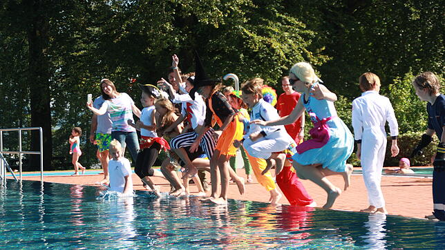 Kostümiert konnten die Gäste beim Abbaden am Sonntagnachmittag den Sprung ins Wasser wagen.