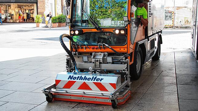 Alexander Groß-Bäschle ist einer von zwei Mitarbeitern der Singener Stadtreinigung, die die neue Nass-Kehrmaschine bedienen können. Sie ...