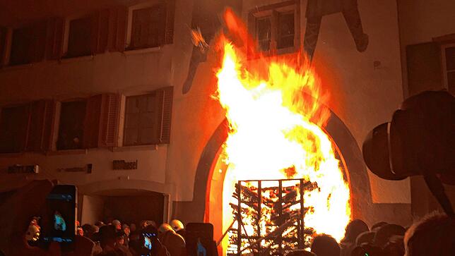 Einer der spektakulären Feuerwagen fährt beim Chienbäse durch das Obertor in der Liestaler Altstadt.
