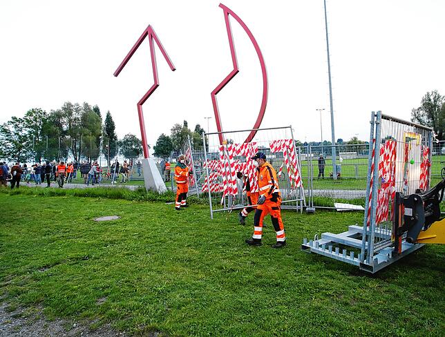 Die Mitarbeiter der Technischen Betriebe, der Straßenmeisterei des Landratsamtes Konstanz und des Schweizerischen Zivilschutzes ...