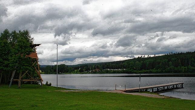 Die Badestelle am Kirnbergsee lädt zur erfrischenden Abkühlung ein. Das Baden dort ist allerdings nur an Wochenenden und Feiertagen ...
