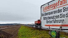 Der Verkehr in Richtung Bad Dürrheim rollt derzeit einspurig über die bislang noch nicht erneuerte Seite der B 27-Fahrbahn. Links ist ...