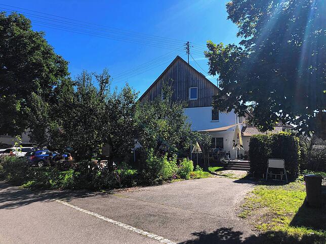 Neben der Kirche in Owingen-Billafingen liegt das Landcafé Mechthilde. Neben dem Innenraum und der Terrasse kann man zudem unter den ...