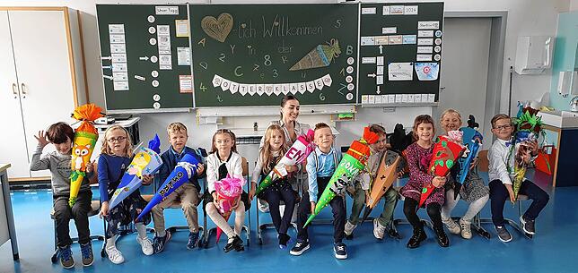 Klasse JüA: Die Kinder mit der Klassenlehrerin Sarah Bartosch.