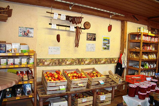 Freilandeier, Äpfel, Fruchtaufstriche, Honig, Wurst und Nudeln – im Hofladen gibt es allerlei Lebensmittel des täglichen Bedarfs.