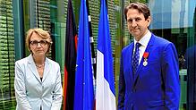 Die französische Botschafterin Anne-Marie Descôtes ehrte Andreas Jung (CDU) mit dem Ritterorden wegen seines Engagements für die ...