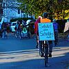 Mit dem Fahrrad machten sich Vertreter der Initiative auf den Weg zur Übergabe der Unterschriften.