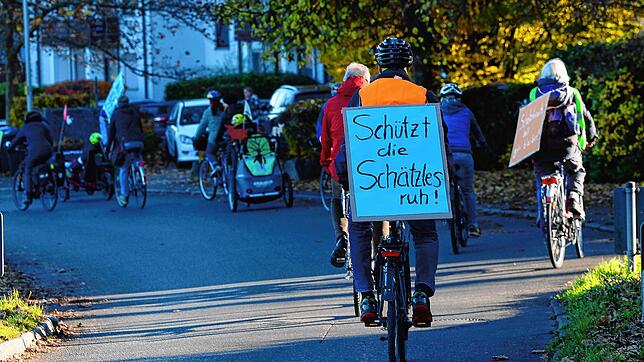 Mit dem Fahrrad machten sich Vertreter der Initiative auf den Weg zur Übergabe der Unterschriften.
