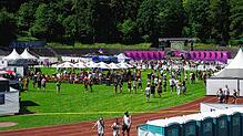 Das Gute-Zeit Festival im Bodenseestadion in Konstanz: Die ersten Besucher finden sich vor der Bühne ein.