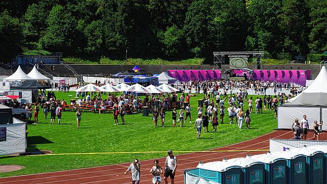 Das Gute-Zeit Festival im Bodenseestadion in Konstanz: Die ersten Besucher finden sich vor der Bühne ein.