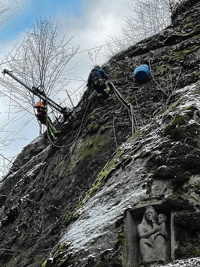 Bohrungen am Fels für die Felsanker, hier am unteren Ende der Schlucht bei der Marienstatue im Fels.