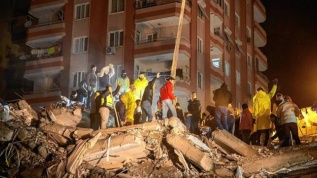 Rettungskräfte suchen im türkischen Adana nach Überlebenden