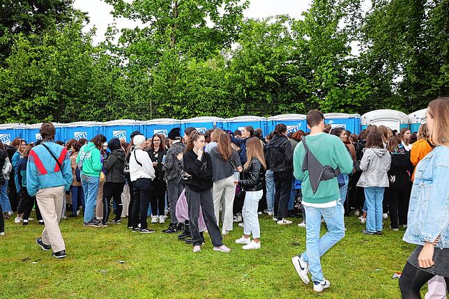 Bild 9: Los geht&lsquo;s &ndash; Fans und Mitarbeiter strömen auf das Festivalgelände