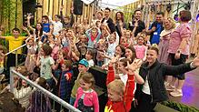 Sie begeistern die Besucher im vollen Zelt beim Familiennachmittag: junge Akteure der Bläserschule, Tanzgruppen und Kindergarten. Und ...