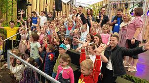 Sie begeistern die Besucher im vollen Zelt beim Familiennachmittag: junge Akteure der Bläserschule, Tanzgruppen und Kindergarten. Und ...